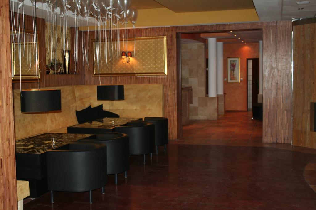 Hotel Tenishouse Marki  Exteriör bild